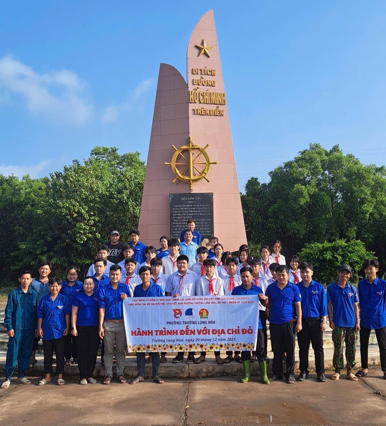 Tuổi trẻ phường Trường Long Hòa tổ chức hành trình đến với địa chỉ đỏ