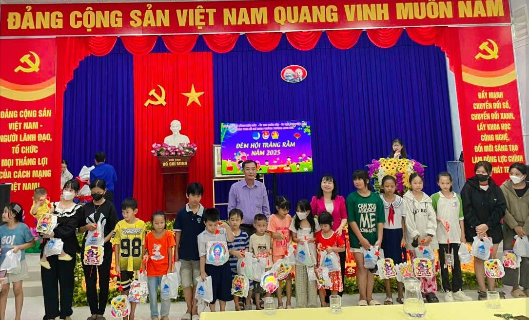 TỔ CHỨC ĐÊM HỘI TRĂNG RẰM CHO THIẾU NHI PHƯỜNG TRƯỜNG LONG HÒA