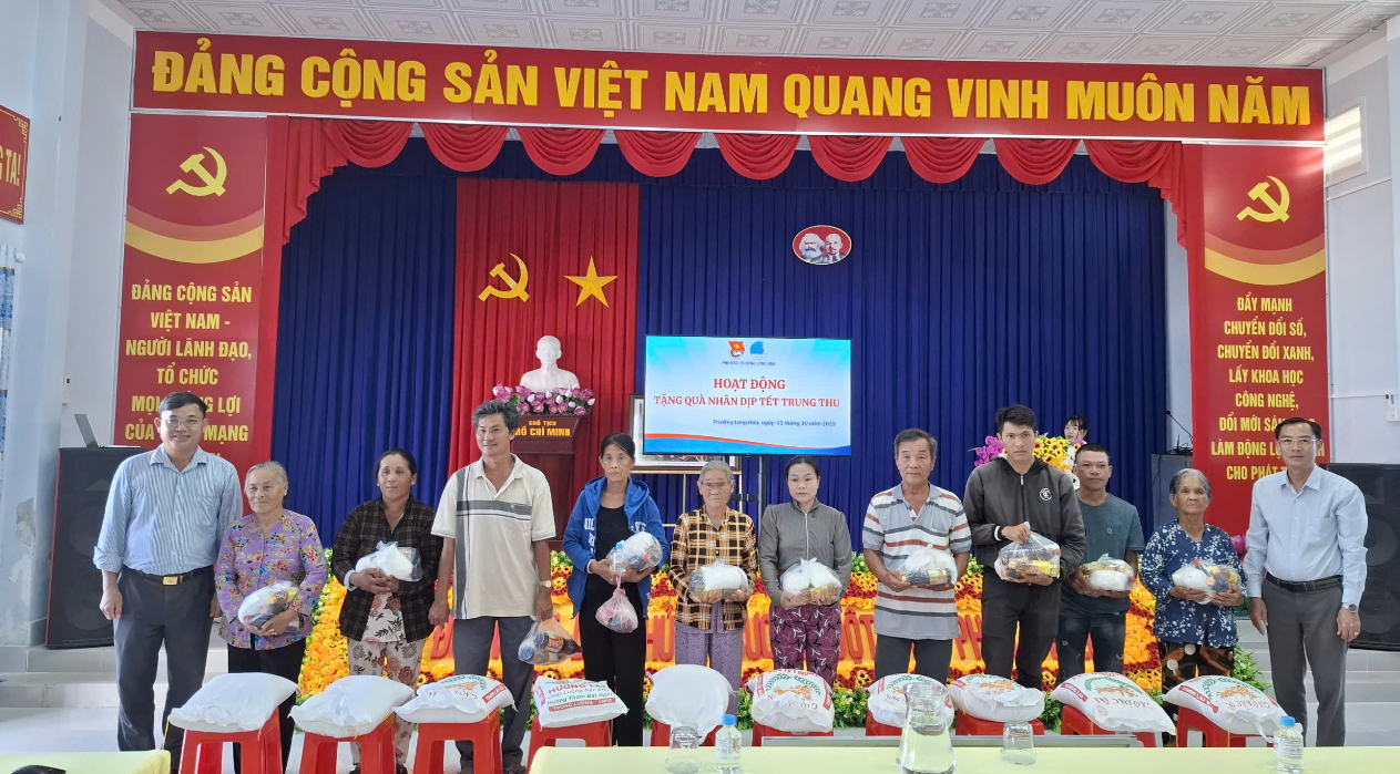 UBND phường Trường Long Hòa trao tặng quà nhân dịp tết trung thu