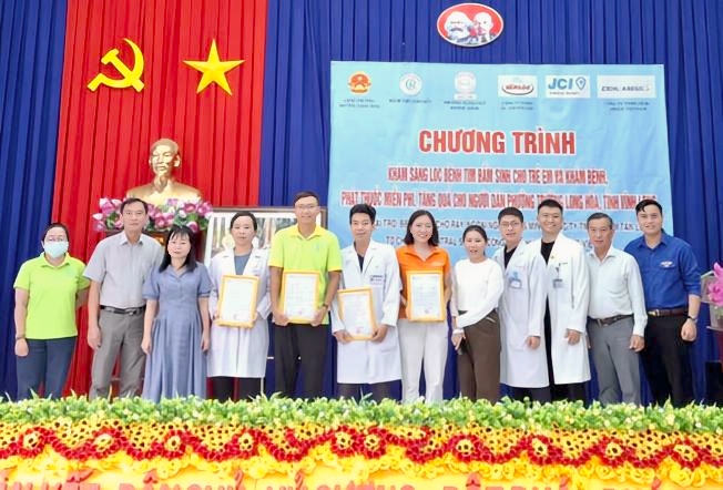 Trường Long Hòa: Tổ chức chương trình khám bệnh, phát thuốc miễn phí và tặng quà cho người dân, người cao tuổi