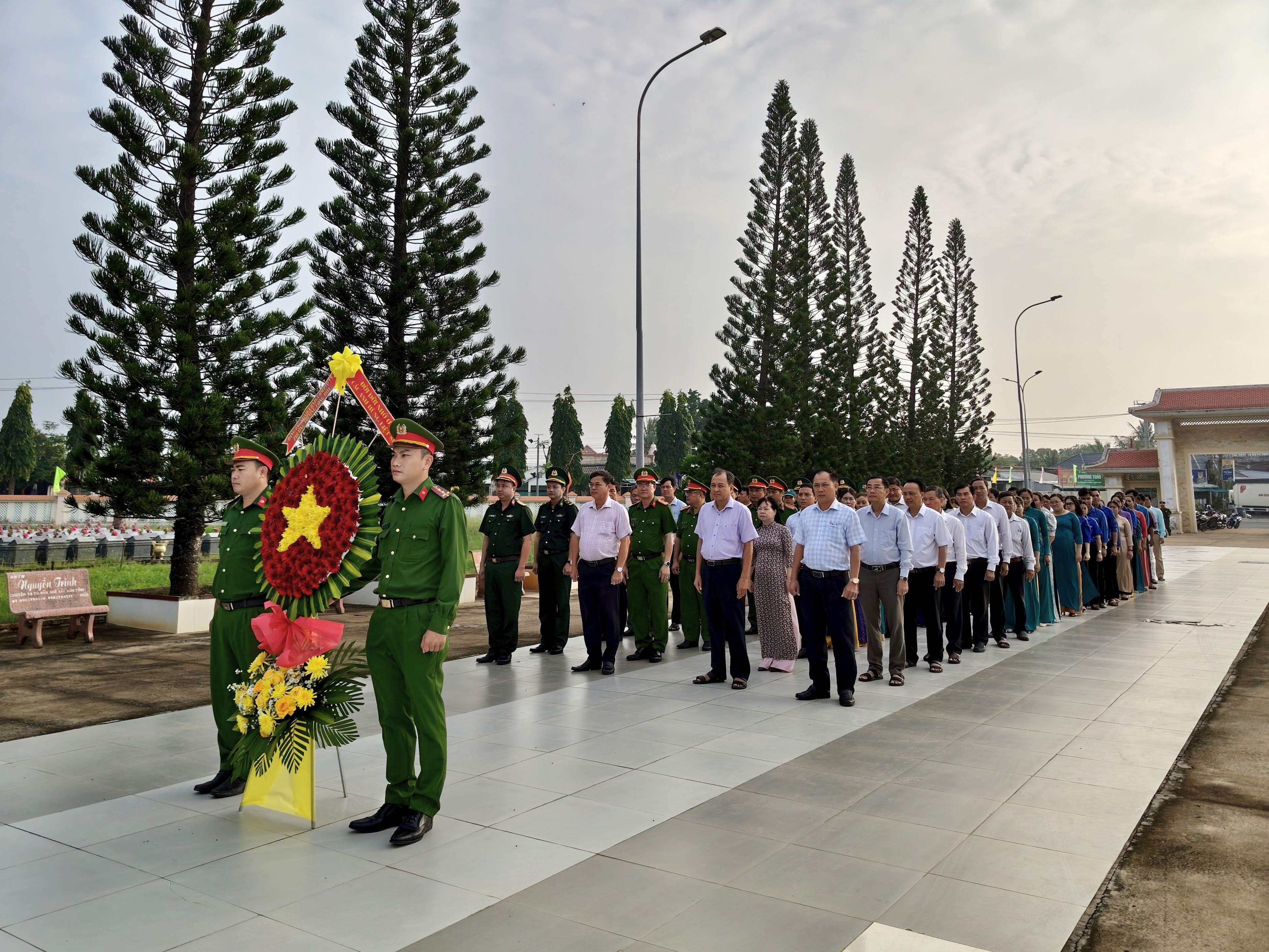 Đảng ủy, HĐND, UBND, Ủy ban MTTQ Việt Nam phường Trường Long Hòa viếng Nghĩa trang liệt sĩ nhân kỷ niệm 81 năm Cách mạng Tháng Tám và Quốc khánh 2/9