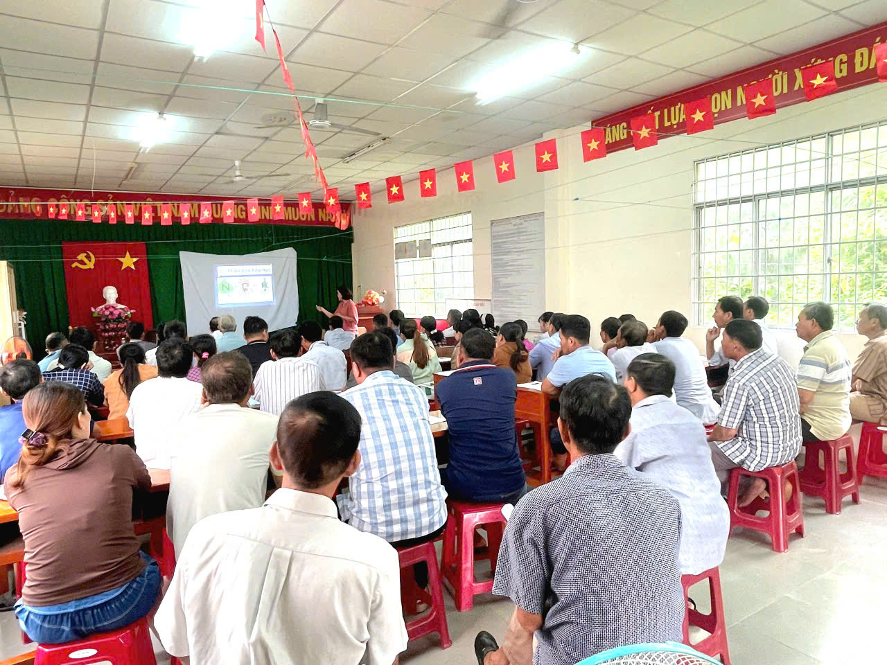 Tập huấn kỹ thuật trồng và chăm sóc củ hành tím cho  hội viên, nông dân phường Trường Long Hòa