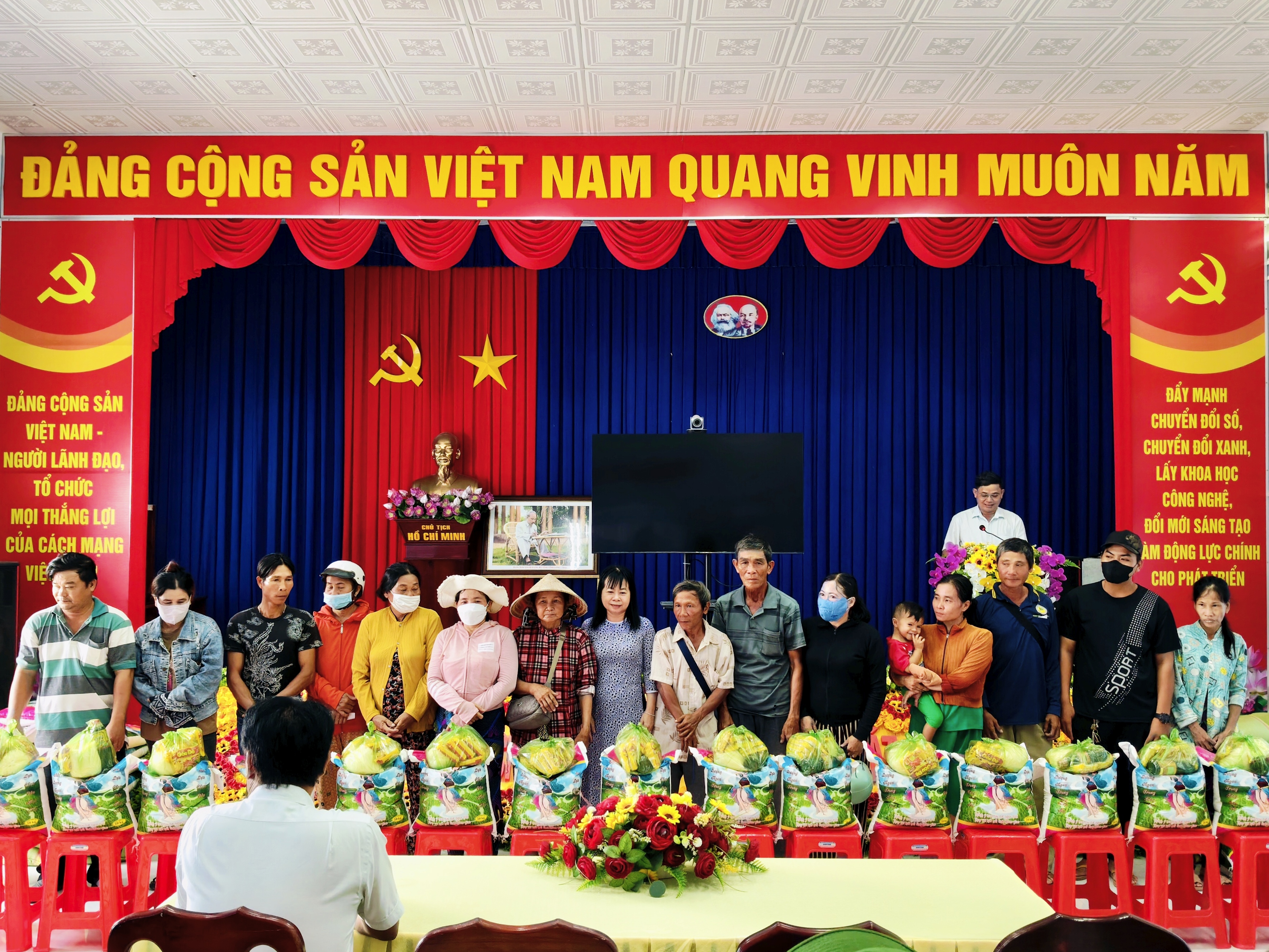 Trường Long Hòa: trao 100 phần quà cho các hộ gia đình có hoàn cảnh khó khăn trên địa bàn phường