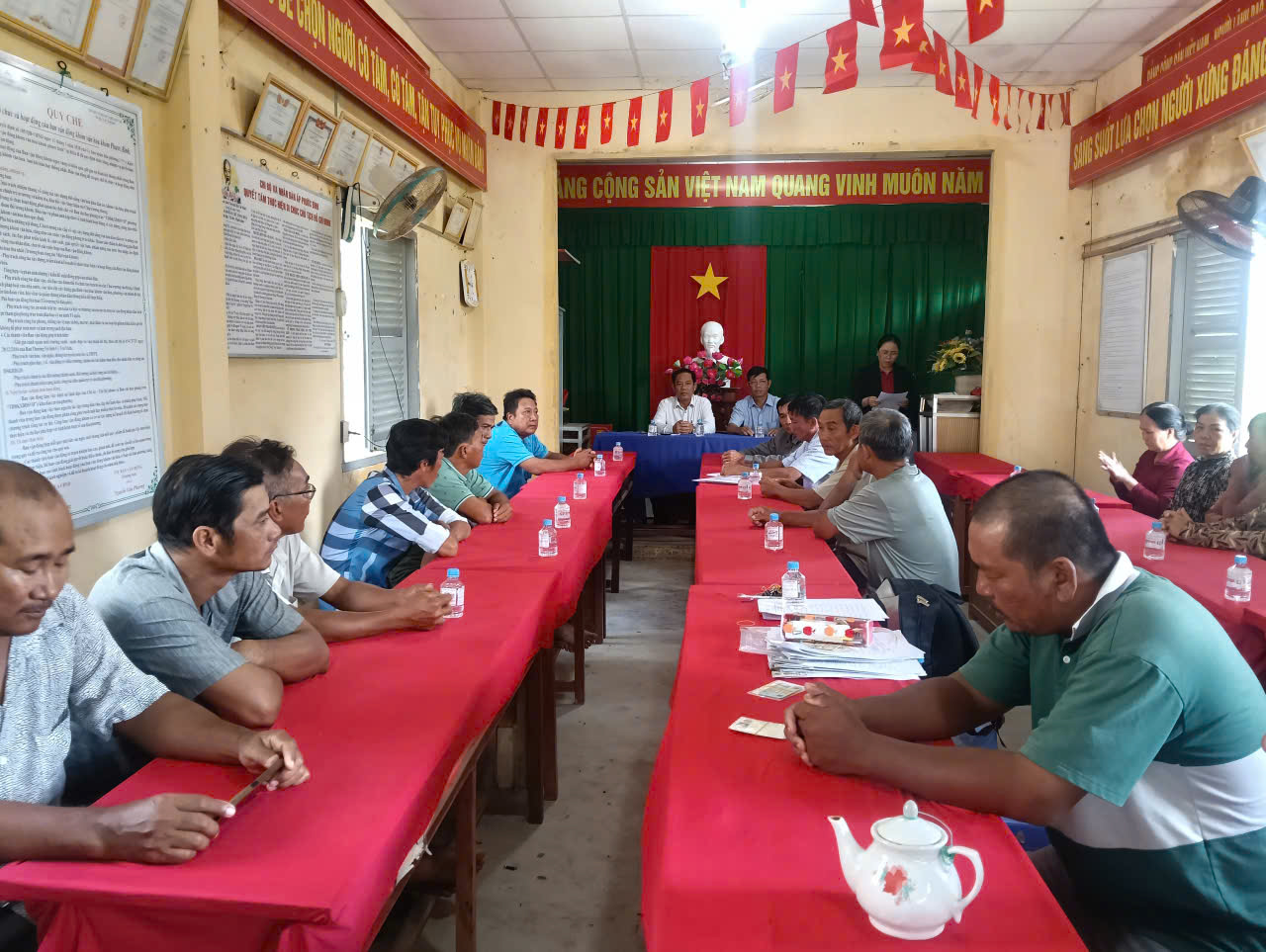 Hội nông dân phường trường long hòa phối hợp giải ngân quỹ hỗ trợ nông dân cho hội viên phát triển chăn nuôi dê sinh sản