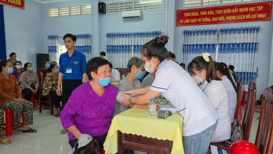 Khám sức khỏe, tặng quà cho 200 hộ khó khăn tại phường Trường Long Hòa.