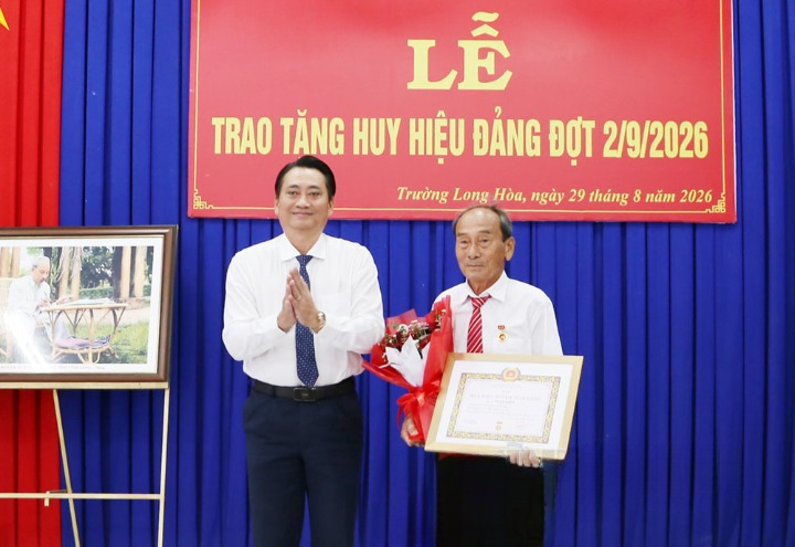 Phường Trường Long Hòa trao Huy hiệu Đảng cho 34 đảng viên