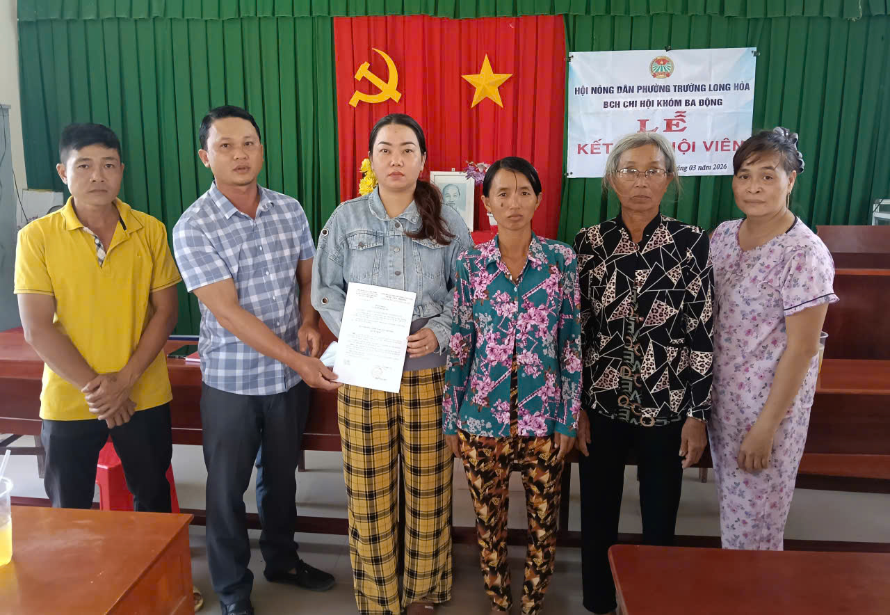 Kết nạp hội viên mới vào tổ chức hội nông dân việt nam trên địa bàn phường trường long hòa

