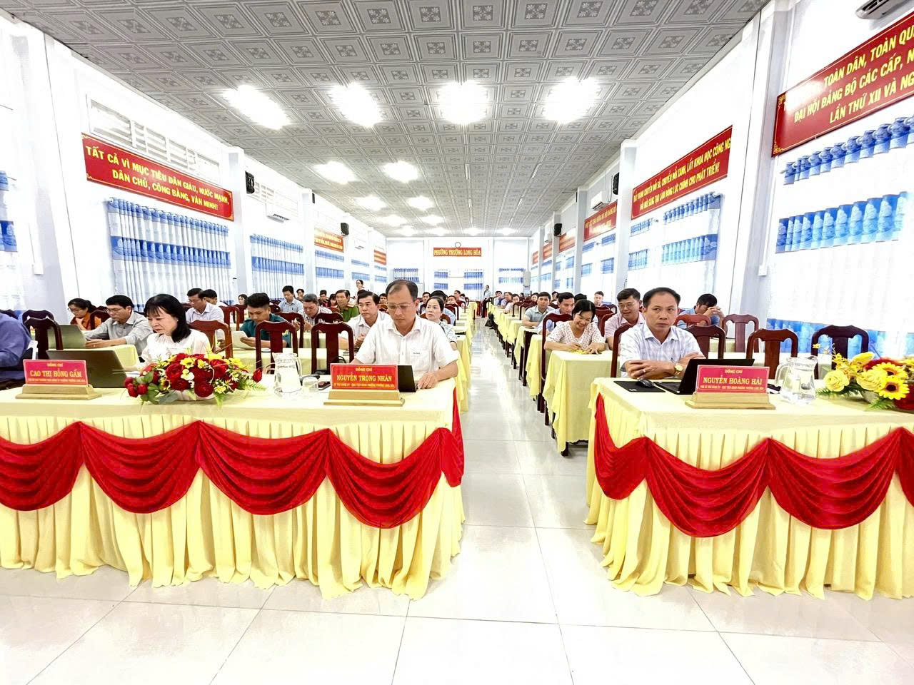 Ban Xây dựng Đảng Đảng ủy phường Trường Long Hòa tổ chức Hội nghị quán triệt, triển khai các Chỉ thị, Nghị quyết của Trung ương và Kế hoạch của Ban Thường vụ Tỉnh ủy, Đảng ủy phường