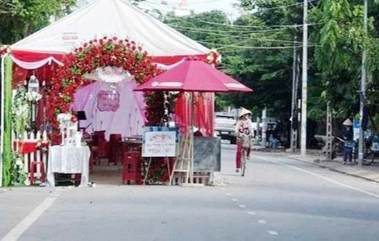 Bẫy tử thần giữa đường - dựng rạp tổ chức sự kiện, các đám, tiệc như thách thức mạng sống người đi đường.