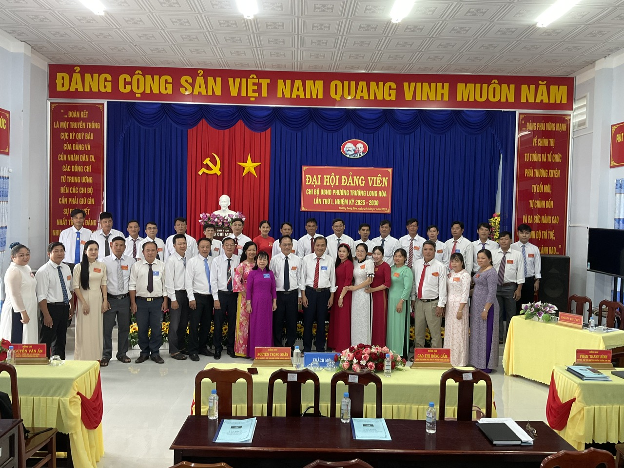 Đại hội chi bộ các cơ quan đảng ủy và chi bộ cơ sở ủy ban nhân dân phường Trường Long Hòa