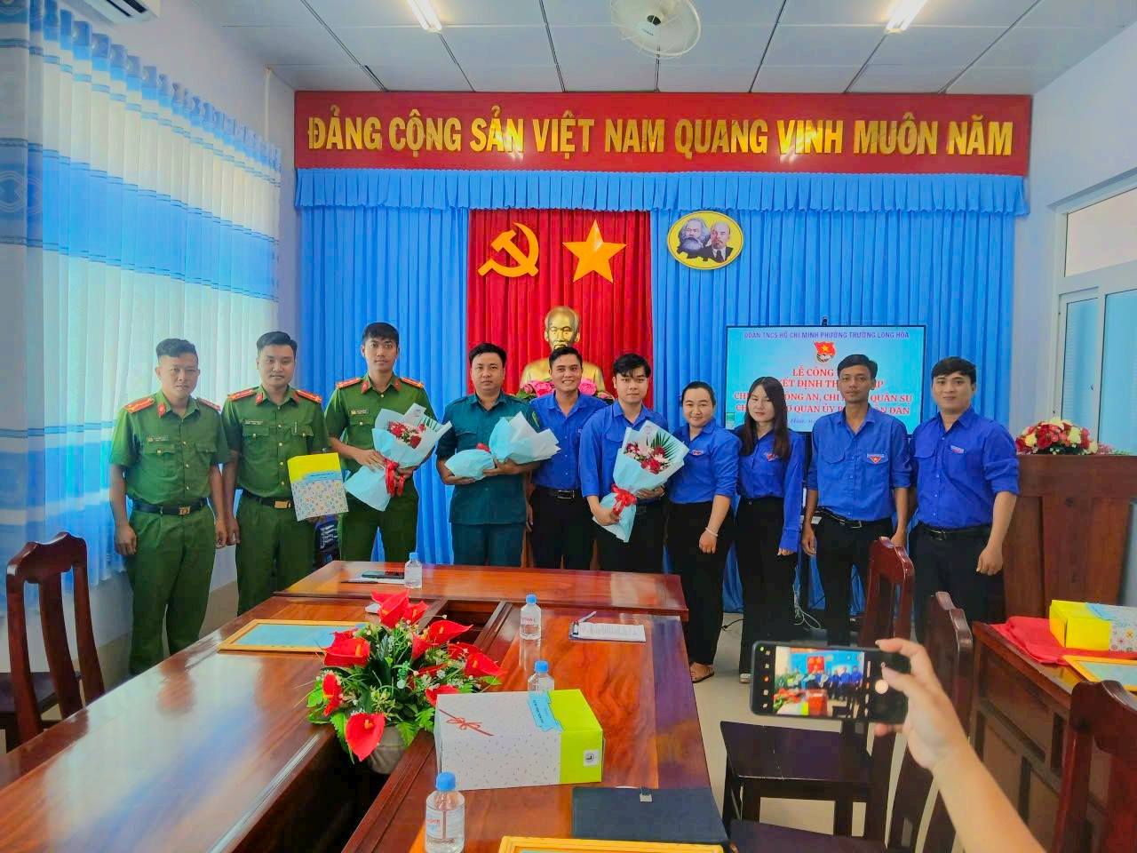 Tổ chức Lễ công bố Quyết định thành lập Chi đoàn công an, Chi đoàn quân sự và Chi đoàn cơ quan Ủy ban Nhân dân phường Trường Long Hoà