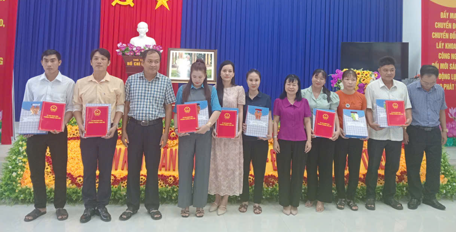 Trao quyết định nghỉ hưu, thôi việc cho 8 đồng chí