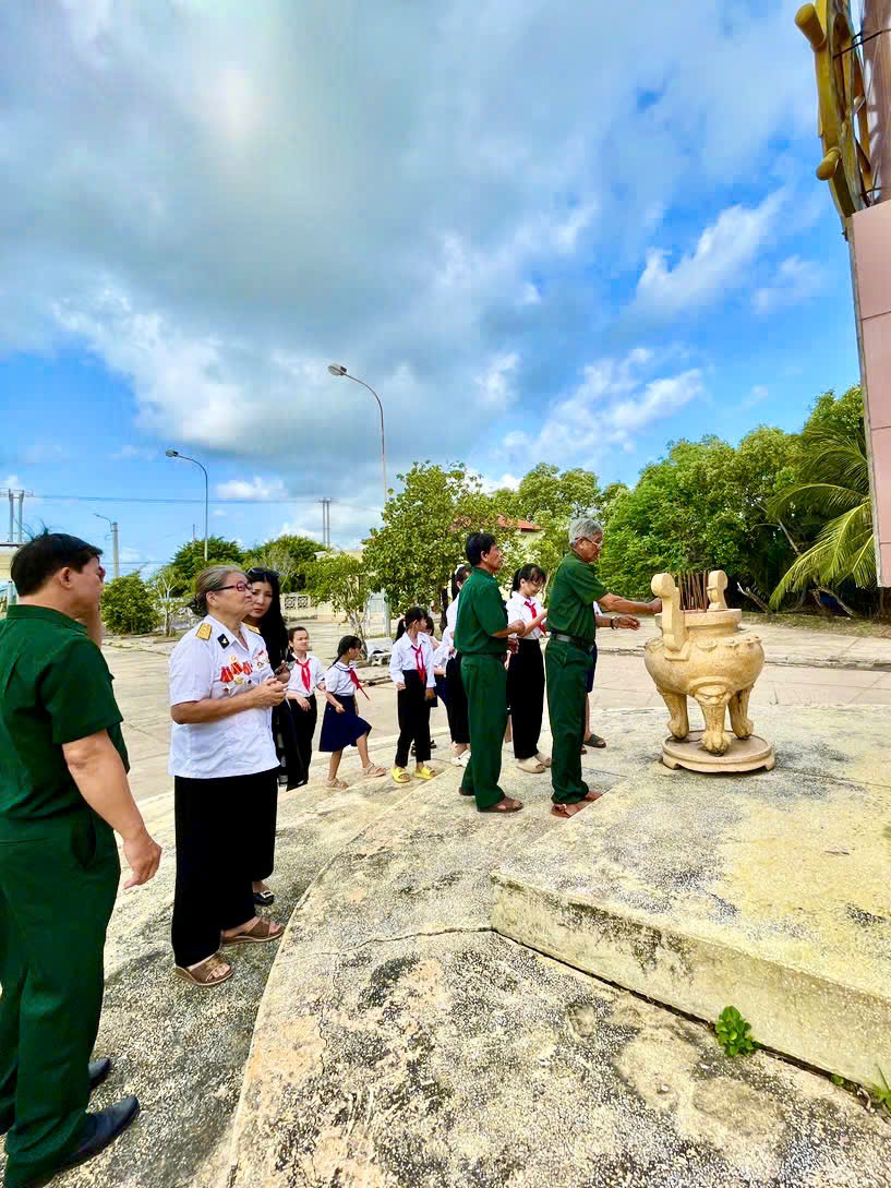 Phường Trường Long Hòa tổ chức sinh hoạt chủ điểm “Ông bà kể cháu nghe” năm 2026 tại di tích lịch sử quốc gia bến tiếp nhận vũ khí cồn tàu. 