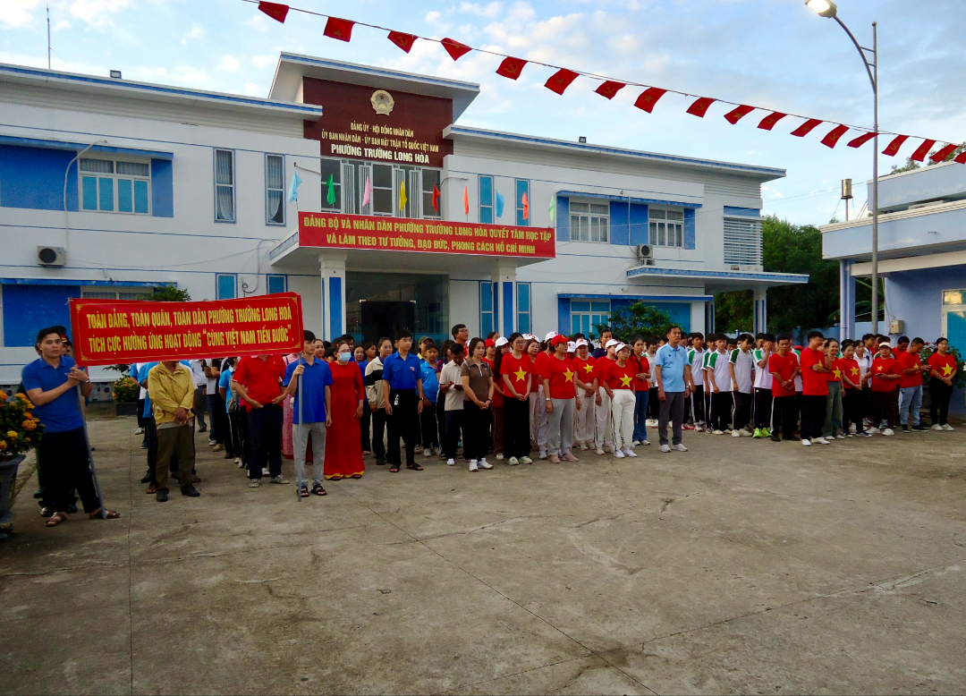 TRƯỜNG LONG HÒA TỔ CHỨC LỄ PHÁT ĐỘNG CÁC HOẠT ĐỘNG “CÙNG VIỆT NAM TIẾN BƯỚC”