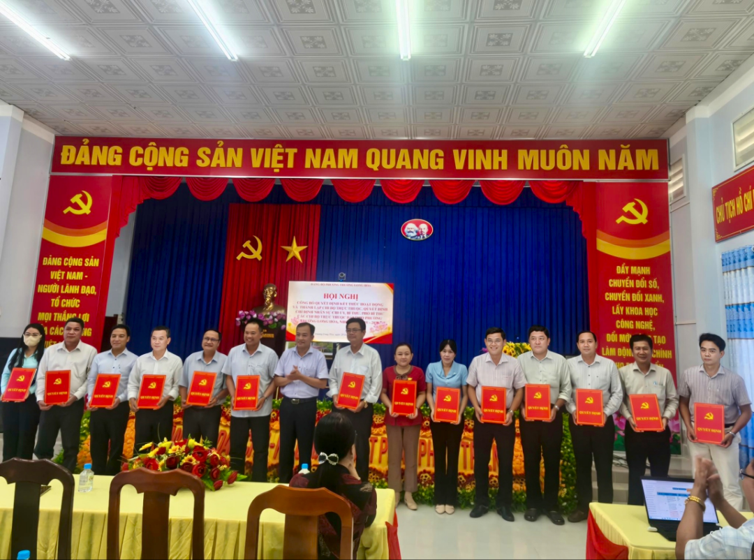 Trường Long Hòa công bố các Quyết định về tổ chức bộ máy và nhân sự Chi bộ trực thuộc, nhiệm kỳ 2025 – 2030