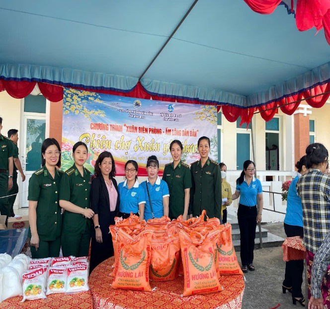 Hội Liên hiệp Phụ nữ phường Trường Long Hòa tham gia chương trình “Xuân Biên Phòng - Ấm Lòng Dân Bản” năm 2026