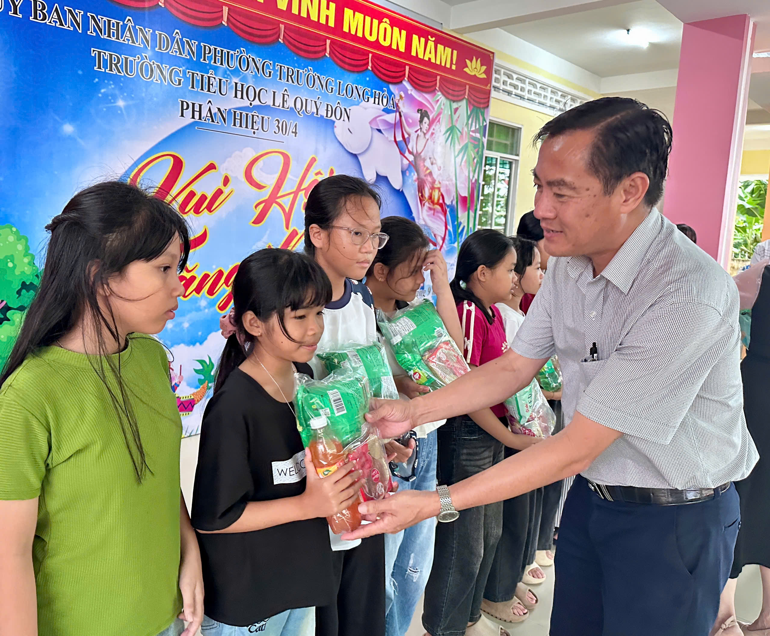 Trường Long Hòa tổ chức Ngày hội trăng rằm cho các em học sinh
