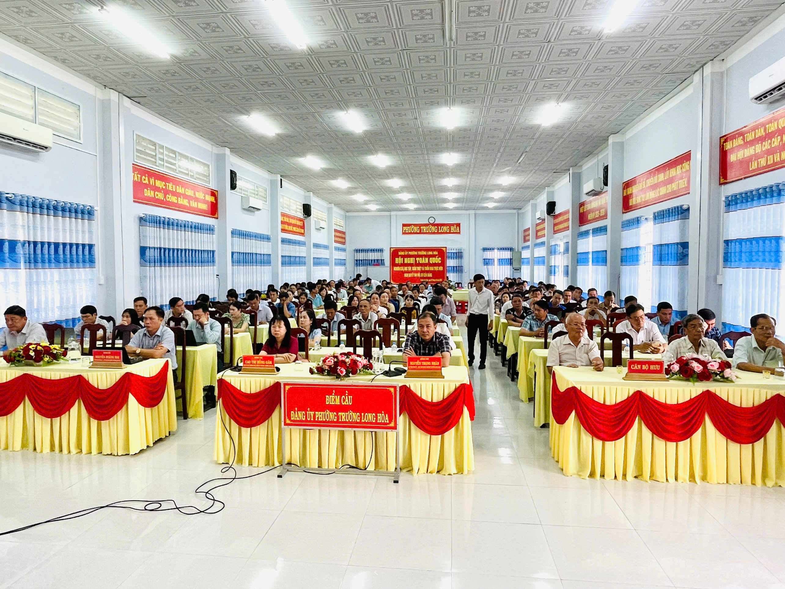 ĐẢNG ỦY PHƯỜNG TRƯỜNG LONG HÒA TRỰC TUYẾN HỘI NGHỊ TOÀN QUỐC NGHIÊN CỨU, HỌC TẬP, QUÁN TRIỆT VÀ TRIỂN KHAI THỰC HIỆN NGHỊ QUYẾT ĐẠI HỘI XIV CỦA ĐẢNG 
