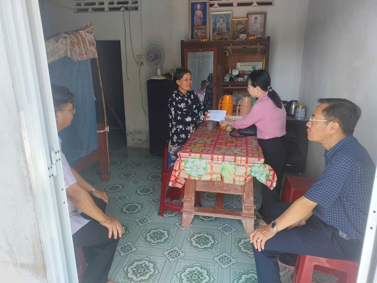 Lãnh đạo thăm, chúc Tết Chôl Chnăm Thmây hộ người dân tộc Khmer