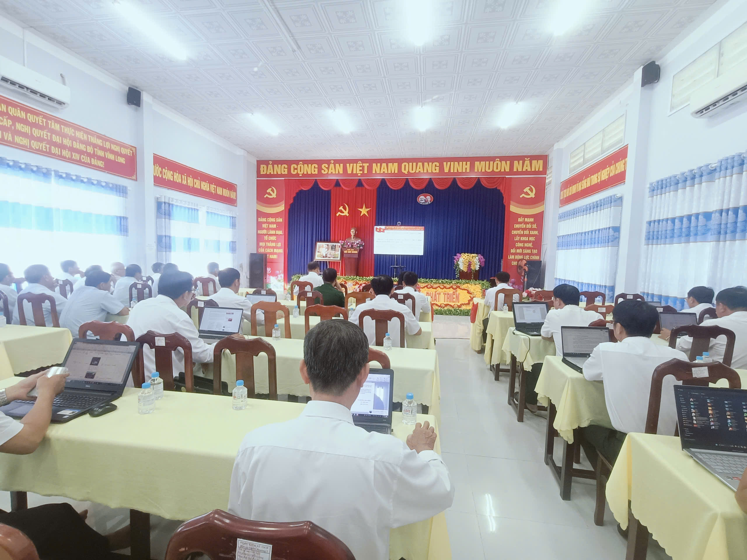Hội nghị toàn quốc nghiên cứu, học tập, quán triệt và triển khai thực hiện Nghị quyết Hội nghị lần thứ hai, Ban Chấp hành Trung ương Đảng khóa XIV